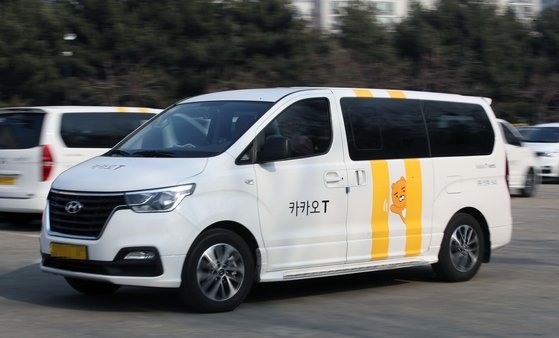 서울의 한 택시회사 차고지에 카카오모빌리티의 택시 '벤티' 차량이 주차돼 있다. 연합뉴스