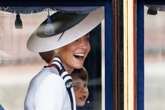 케이트 미들턴 왕세자빈이 15일(현지시간) 찰스 3세 영국 국왕의 공식 생일 행사인 군기 분열식에 마차를 타고 더몰을 지나고 있다. EPA=연합뉴스