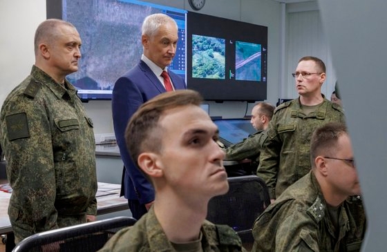 안드레이 벨로우 소프러 시아 국방부 장관이 6월 14일(현지시간) 러시아 항공우주군 사령부를 방문하고 있다. EPA=연합
