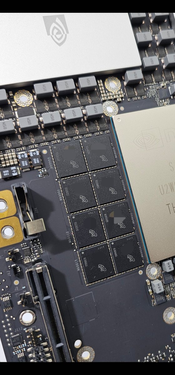 엔비디아의 차세대 AI 수퍼 칩 ‘GB200’을 구동하는 그레이스 CPU(중앙처리장치) 옆에 마이크론의 LPDDR5X 메모리 칩이 붙어있다. 타이베이=이희권 기자
