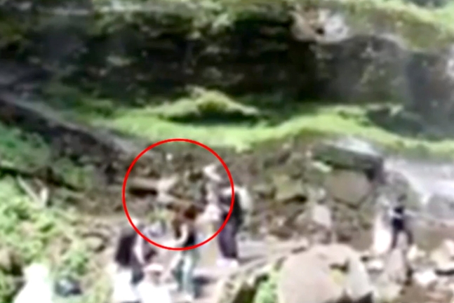 지난 12일 서남부 쓰촨성 메이산(眉山)의 와우산(瓦屋山) 풍경구에서 발생한 낙석 사고로 여성 관광객 1명이 숨졌다. 사진 SNS 캡처