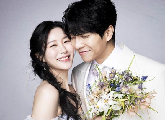 <b>장인 주가조작</b> 논란에…<b>이승기</b> 측 "결혼 전 일, 가족 건들지 말길"
