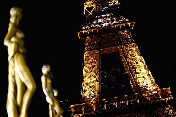 2024 파리 올림픽-패럴림픽 개막 50일 전인 지난 13일(현지시간) 프랑스 파리 에펠탑에 올림픽 오륜기가 설치돼있다. 로이터=연합뉴스