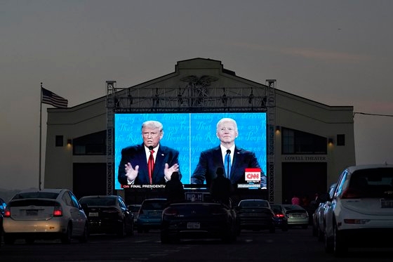 미국의 유권자들이 공영 주차장에 설치된 대형 전광판을 통해 2020년 10월 22일 진행됐던 대선 TV토론회를 지켜보고 있다. AP=연합뉴스