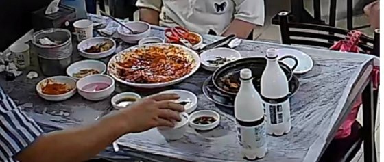 A guest demanding a refund after eating all the food they ordered. Captured from online community
