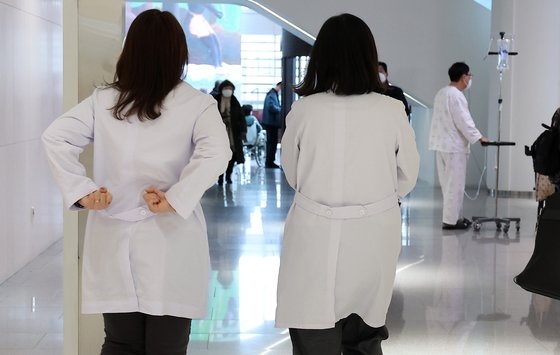 서울 시내 한 대학병원에서 의료진이 발걸음을 옮기고 있다. 뉴스1