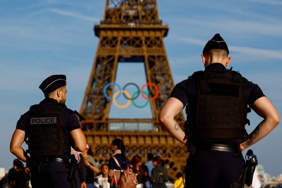 프랑스 경찰들이 지난 7일 프랑스 파리 에펠탑에 전시된 올림픽 오륜기가 보이는 트로카데로 광장을 순찰하고 있다. 로이터=연합뉴스