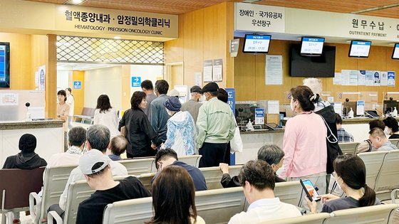 18일 오전 8시 10분쯤 서울 강남구 일원동 삼성서울병원 암병원 혈액종양내과 셔터 문이 열리자 기다리던 환자와 보호자들이 안으로 들어가고 있다. 이보람 기자
