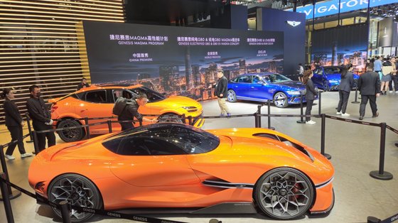 올 4월 중국 베이징에서 열린 '2024 오토 차이나'(베이징 모터쇼) 제네시스 부스에 전시된 마그마 콘셉트카. 제네시스 브랜드 최초 고성능 차량이다. 제네시스는 글로벌 고급차 시장에서 판매량을 늘리고 있다. 연합뉴