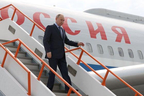블라디미르 푸틴 러시아 대통령이 18일 극동 사하공화국 야쿠츠크에 도착했다. AFP=연합뉴스