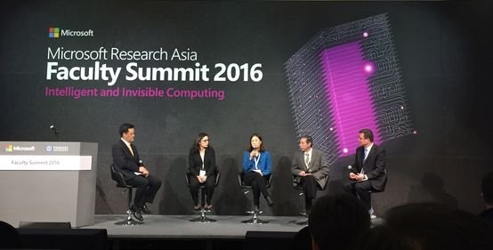 마이크로소프트가 지난 2016년 서울 연세대에서 주최한 세미나에 아시아 각국 교수들과 함께 패널로 참석한 문수복 교수(가운데). [사진 문수복]