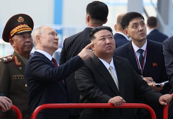 지난해 9월 러시아 보스토치니 우주기지를 방문한 김정은 북한 국무위원장이 블라디미르 푸틴 대통령의 설명을 듣고 있다. AFP=연합뉴스