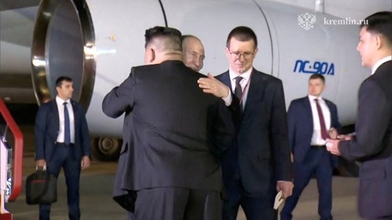 블라디미르 푸틴 러시아 대통령과 김정은 북한 국무위원장이 19일(한국시간) 서로 포옹을 하고 있다. 로이터=연합뉴스