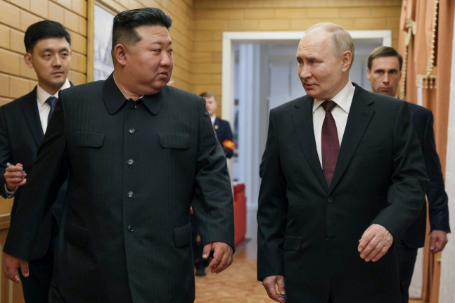김정은 북한 국무위원장(왼쪽)과 블라디미르 푸틴 러시아 대통령. AP=연합뉴스