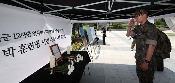 "망나니 같은 명령에 죽은 내 아들…" <b>훈련병</b> 수료식날 엄마 울분