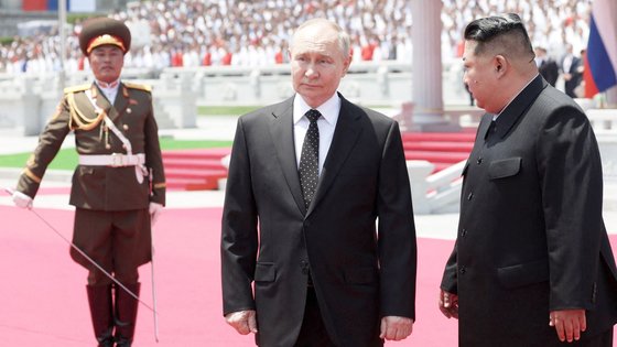  블라디미르 푸틴 러시아 대통령과 김정은 북한 국무위원장이 19일 평양 김일성광장에서 열린 환영식에 참석했다. AFP=연합뉴스