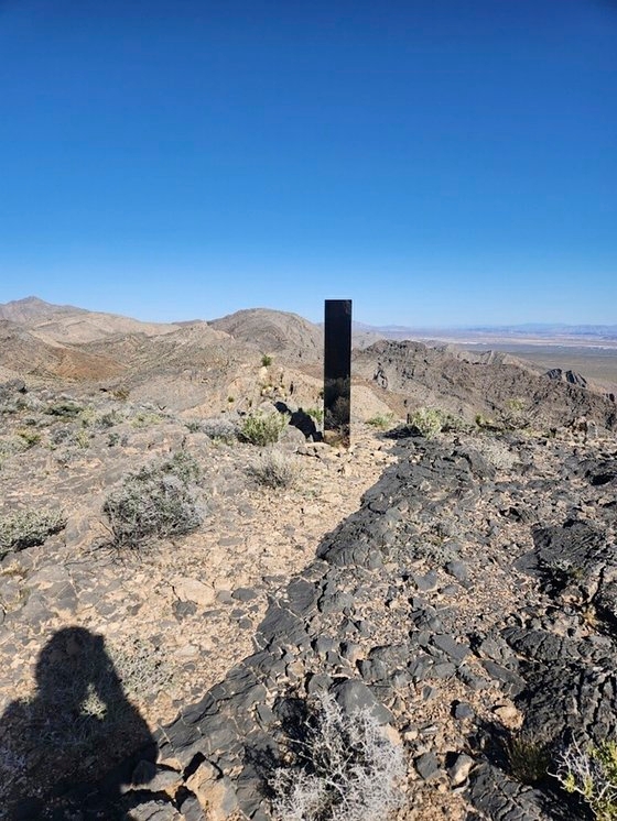 미국 라스베이거스 메트로폴리탄 경찰국이 사막에서 발견했다며 공개한 기둥 사진. AP=연합뉴스