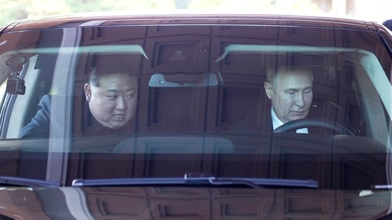  블라디미르 푸틴 러시아 대통령이 김정은 북한 국무위원장에게 선물한 러시아산 최고급  리무진  '아우루스' 운전대를 직접 잡고 있다. 평양 스푸트니크·AP=연합뉴스