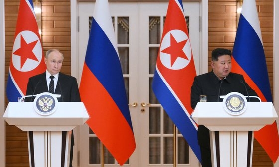 북한을 방문한 블라디미르 푸틴 러시아 대통령(왼쪽)과 김정은 북한 국무위원장이 19일 평양에서 회담을 마친 뒤 공동 기자회견을 하고 있다. 로이터=연합뉴스