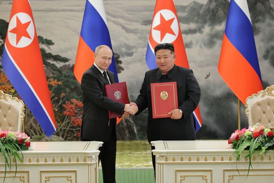 북한 노동당 기관지 노동신문은 20일 "'조선민주주의인민공화국과 러시아 연방 사이의 포괄적인 전락적 동반자 관계에 관한 조약'이 조인됐다"라면서 "김정은 동지께서 푸틴 동지와 함께 조약에 서명했다"라고 보도했다. 뉴