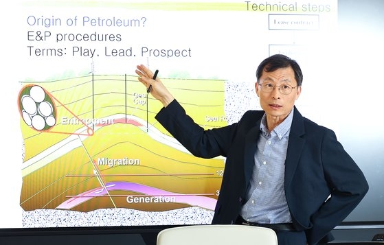최종근 교수가 서울대 연구실에서 석유와 가스가 나올 수 있는 지층의 구조에 대해서 설명하고 있다. 김종호 기자
