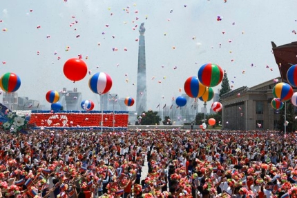 푸틴 러시아 대통령을 환영하기 위해 19일 평양 김일성 광장에 모인 북한 사람들. AP=연합뉴스