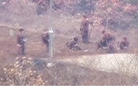 최근 비무장지대(DMZ)에서 작업 중이던 북한군 다수 인원이 지뢰 폭발로 다치거나 숨지는 사고가 발생했다고 군 당국이 18일 밝혔다. 사진은 전선지역에서 지뢰매설 작업 중인 북한군. 사진 합동참모본부