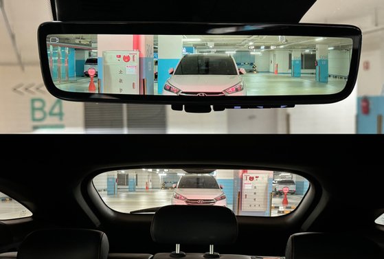 GV70에 적용된 '디지털 센터 백미러'(위)는 거울이 아닌 스크린으로 구현돼 있다. 아래 사진은 창문으로 보이는 실제 뒷 차량 모습. 고석현 기자