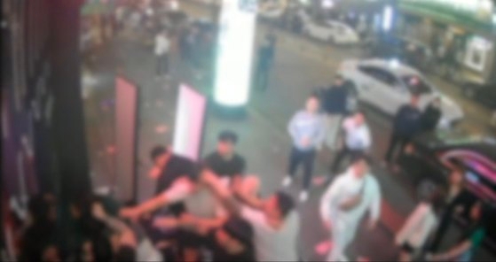 월드컵파·나이트파 조직원 19명이 지난해 3월 21일 오후 11시쯤 전북 전주시 효자동 한 술집 앞에서 서로 뒤엉켜 패싸움하고 있다. 이 모습은 인근 CCTV에 고스란히 찍혔다. 사진 전주지검