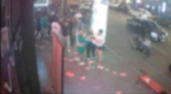 월드컵파·나이트파 조직원 19명이 지난해 3월 21일 오후 11시쯤 전북 전주시 효자동 한 술집 앞에서 서로 뒤엉켜 패싸움하고 있다. 사진 전주지검