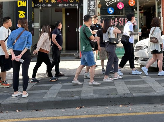 지난 18일 오후 3시 제주시 연동 모 면세점 인근 거리를 걷고 있는 중국인 MZ 관광객들. 최충일 기자