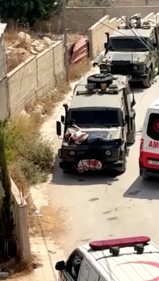 22일 요르단강 서안 제닌에서 이스라엘군이 총상을 입은 범법행위 용의자를 지프차에 묶은 채 달리고 있다. 로이터=연합뉴스