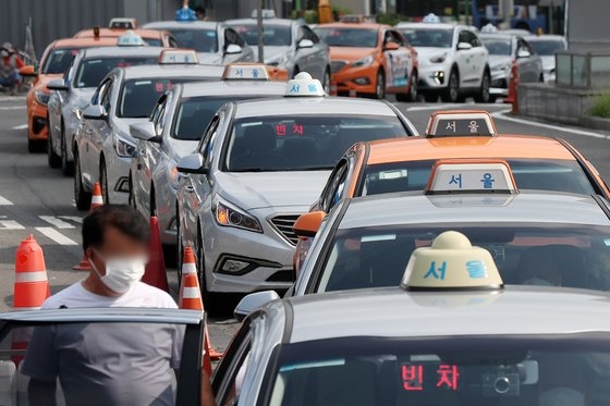 서울 중구 서울역 앞 택시 승강장에서 택시들이 승객을 기다리고 있는 모습. 뉴스1