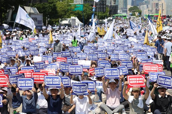 18일 오후 서울 영등포구 여의대로에서 열린 전국 의사 총궐기대회에서 참가자들이 팻말을 들고 있다. 연합뉴스