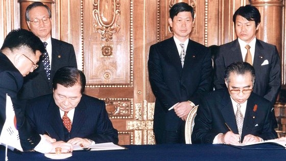 1998년 10월 8일 김대중 대통령과 오부치 게이조 일본 총리가 ‘21세기 한일 파트너십 공동선언’에 서명하고 있다. 사진 연세대 김대중도서관