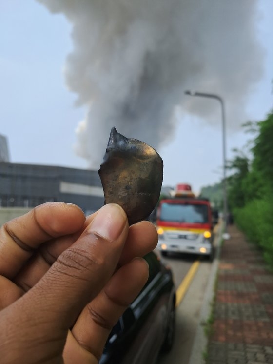 24일 경기 화성 리튬 완제품 생산 공장에서 불이 나 인명피해가 발생한 가운데 인근에 있던 목격자 스리랑카 출신 라히르(24)씨가 화재 당시 날아온 쇳조각을 들여보이고 있다. 손성배 기자