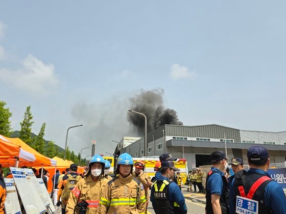 24일 오후 2시쯤 1차전지(리튬) 공장 화재 불길이 잡히지 않아 공장 건물 지붕 위로 검은 연기가 피어오르고 있다. 이 불로 22명이 숨지고 6명이 다치는 등 사상자가 다발했다. 손성배 기자