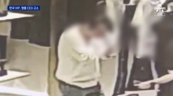 한 해외 명품 브랜드 VIP로 알려진 중년 남성이 지난 3월 초 서울 강남구의 한 백화점 내 이 브랜드 매장을 둘러보던 중 진열대 모서리에 눈 부위를 부딪혀 아파하는 모습. 사진 채널A 방송 캡처