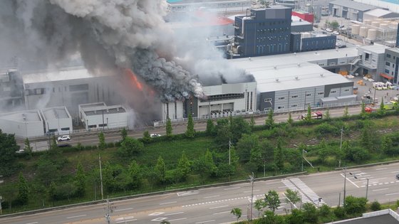 24일 오전 경기 화성시 서신면의 일차전지 제조 업체 공장에서 불이 나 소방 당국이 진화에 나섰다. 사진은 연기가 치솟는 공장 건물. 연합뉴스
