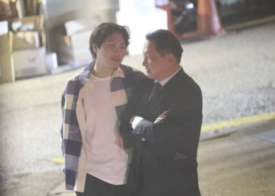 최태원(오른쪽) SK그룹 회장과 그의 아들 최인근씨. 사진 온라인 커뮤니티 캡처