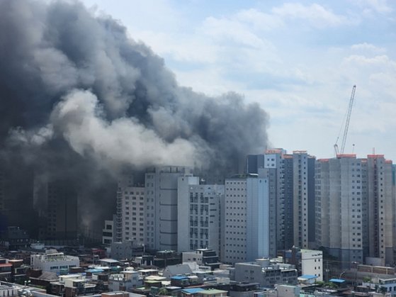 25일 서울 동대문구 이문동 한 아파트 공사장에서 불이 나 검은 연기가 치솟고 있다. 연합뉴스