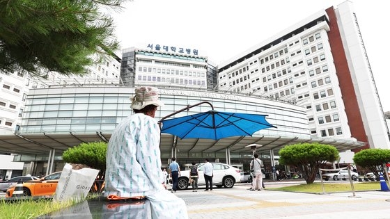 서울대병원은 17일 무기한 휴진을 시작했다가 이를 중단하고 24일 진료를 재개했다. 24일 병원 공터에 환자가 휴식을 취하고 있다. 뉴스1