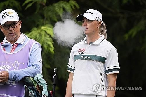 KPMG 여자 PGA 챔피언십 최종 라운드 때 티샷 순서를 기다리며 담배를 피우는 헐. AP=연합뉴스