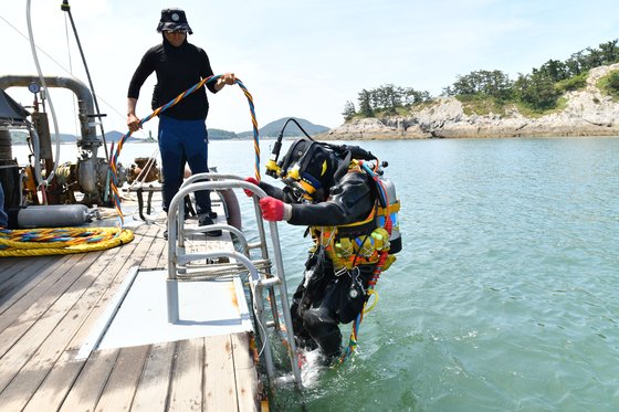 26일 전북 군산시 선유도 해역에서 수중 발굴 조사를 위해 잠수사가 입수하고 있다. 사진 국가유산청