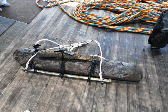 26일 전북 군산시 선유도 해역에서 진행된 국립해양유산연구소 수중 발굴 조사에서 발견된 목재. 약 1.5m 길이로 침몰한 선박의 부속구로 추정된다. 사진 국가유산청