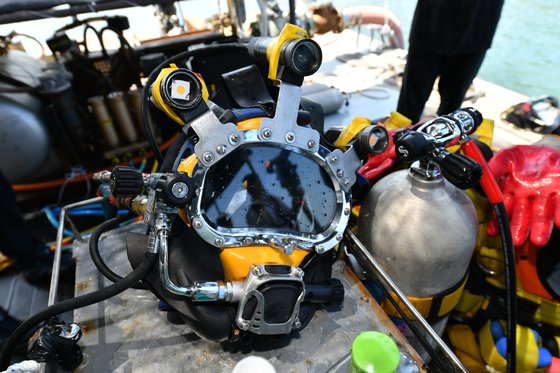 26일 전북 군산시 선유도 해역에서 진행된 수중 발굴 조사에 참여한 잠수사의 장비가 놓여있다. 사진 국가유산청