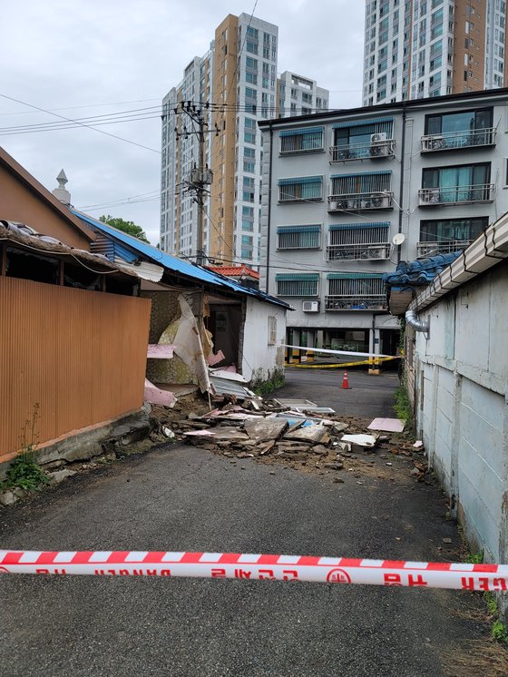 용인 김량장역 인근 빌라촌의 빈집. 외벽이 붕괴한채로 방치돼 있다. 용인 = 김원 기자 