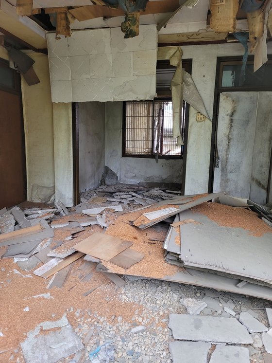 용인 에버라인 김량장역 인근 빌라촌에 방치된 빈집. 천정이 무너져 내렸다. 용인=김원 기자