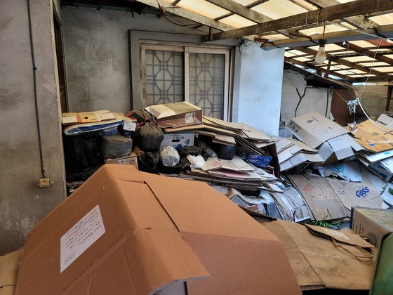  용인 에버라인 김량장역 인근 빌라촌에 방치된 빈집. 쓰레기 가득 쌓여 있다. 용인=김원 기자