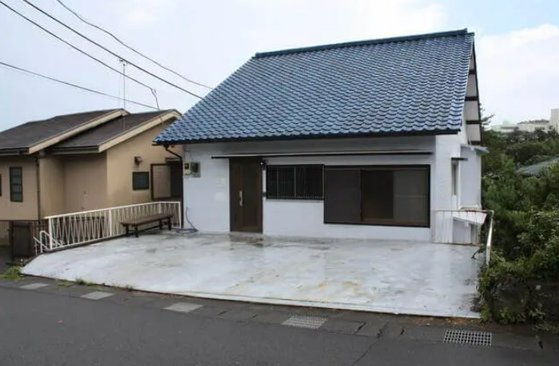 외국인 대상 일본 부동산 매매 사이트 '아키야 앤드 이나카'에 올라온 일본 카나가와현 한 빈집. '아키야(空家)'는 1990년대 중후반 버블경제 거품이 걷히고 인구가 급감하면서 일본 전역에 버려진 빈집을 뜻한다. 사